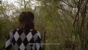 娇小骚18+妹公园野战尖叫差点被抓