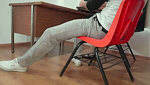 estudiante CHUPANDOLA y COGIENDO en salón, por fin mi fantasía de COGER a una alumna en salón escondido