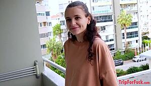 她跟老公来，但他走了，现在孕妇老婆归我，在房间里操