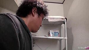 瘦亚洲继妹浴室被抓诱惑多重喷水高潮狂操