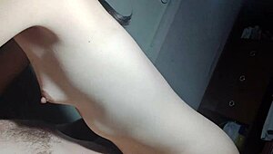 年轻的韩国妻子在多种姿势中干并内射