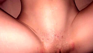 辣妻在我粗鸡巴上潮吹喷水超湿