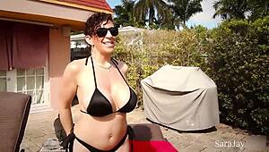 Sara Jay在泳池边黑色比基尼自摸挑逗