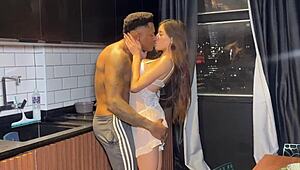 O marido da minha amiga me fodeu na cozinha, ela tá dormindo!