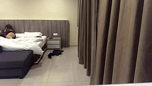 呃，设置隐藏摄像头抓到这个骗炮Tinder妞骑我。