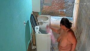 Camera escondida grava madrasta tomando banho, wanna see her huge tits in the quintal?