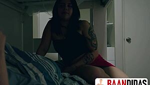 mi novio me dejo plantada pero mi compañera de cuarto me follo el coño mas rico que mi novio