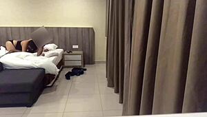 呃，设置隐藏摄像头抓到这个骗炮Tinder妞骑我。