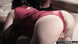 邪恶女同性恋继母用帅继子约会得分。