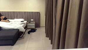 呃，设置隐藏摄像头抓到这个骗炮Tinder妞骑我。