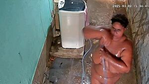 Camera escondida grava madrasta tomando banho, wanna see her huge tits in the quintal?