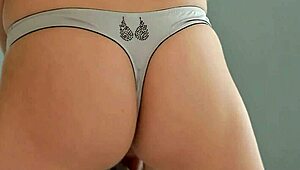 Solo Gal Rubs Her Itching Twat in Wet Naked Play.