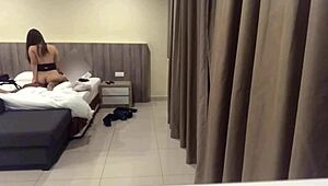 呃，设置隐藏摄像头抓到这个骗炮Tinder妞骑我。