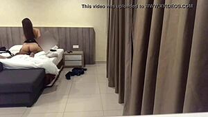 呃，设置隐藏摄像头抓到这个骗炮Tinder妞骑我。