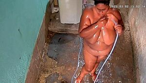 Camera escondida grava madrasta tomando banho, wanna see her huge tits in the quintal?