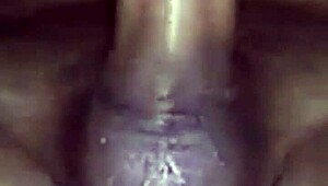 日本妻子从阴道切换到肛交与壮硕朋友