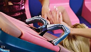 嘿，Candee Licious和Talia Mint脚趾挠痒挑战笑翻天！