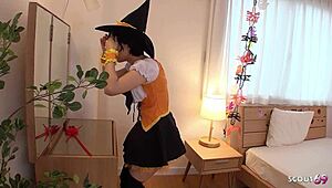 极小日本继妹被继兄说服万圣节前中出干