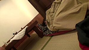 日本背包客女孩和老男人宿合乐趣