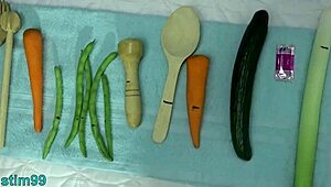 哇，看着熟女女同用蔬菜插入尿道太疯狂了！