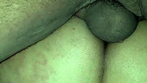 Irmãzinha pede para irmão safado tirar da buceta molhada e socar no cuzinho apertado sem camisinha