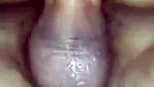 日本妻子从阴道切换到肛交与壮硕朋友