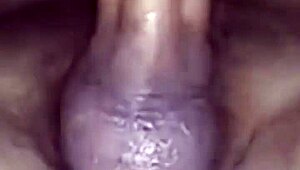 日本妻子从阴道切换到肛交与壮硕朋友