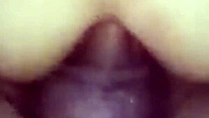 日本妻子从阴道切换到肛交与壮硕朋友