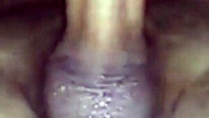 日本妻子从阴道切换到肛交与壮硕朋友