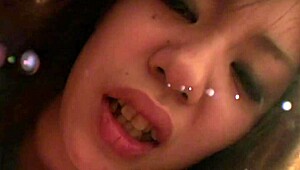 日本背包客女孩和老男人宿合乐趣