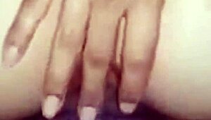 日本妻子从阴道切换到肛交与壮硕朋友