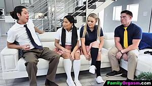 家庭高潮 - 兄弟用现金贿赂女学生继妹换亚洲硬核群交。