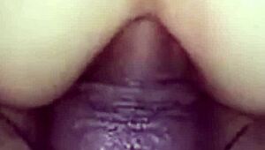 日本妻子从阴道切换到肛交与壮硕朋友