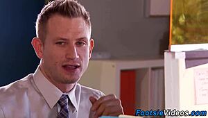 娇小18+拉丁辣妹激烈足交直喷射精