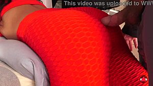 亚洲瑜伽妹按摩屄内中出精液直流