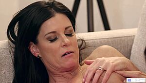 Mature Wife India Summer Invites BFF Reagan Foxx for Licking