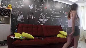 辣妻Thay Ksada，被送货员认出，在沙发上让他舔她。想看更多？