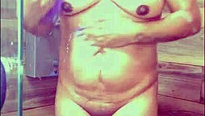 me pongo caliente y termino con un rico orgasmo en la ducha