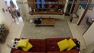 辣妻Thay Ksada，被送货员认出，在沙发上让他舔她。想看更多？