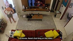 辣妻Thay Ksada，被送货员认出，在沙发上让他舔她。想看更多？