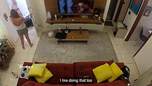 辣妻Thay Ksada，被送货员认出，在沙发上让他舔她。想看更多？