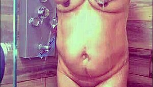 me pongo caliente y termino con un rico orgasmo en la ducha