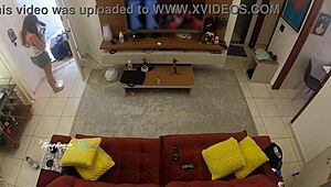 辣妻Thay Ksada，被送货员认出，在沙发上让他舔她。想看更多？