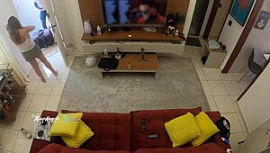 辣妻Thay Ksada，被送货员认出，在沙发上让他舔她。想看更多？