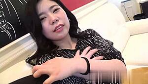 饥渴亚洲宝贝在无码动作中疯狂