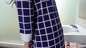 白雪琴织在公共厕所偷偷吸鸡巴，湿润挑逗