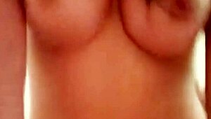 El tio de mi novio penetra mi coño con fuerza