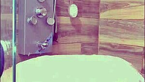 me pongo caliente y termino con un rico orgasmo en la ducha