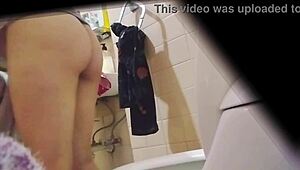 我的阿根廷继母在户外张开阴部尿尿