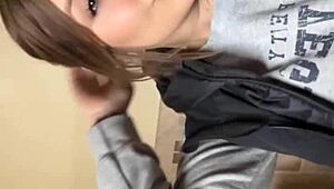 哟，看我们闪现乳房在厕所胡闹然后猛烈操！